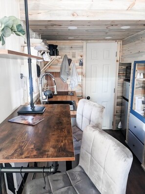 Kühlschrank, Mikrowelle, Herdplatte, Wasserkocher mit Kaffee-/Teezubehör