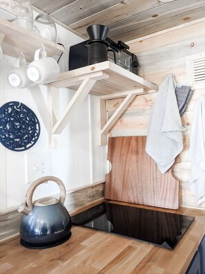 冷蔵庫、電子レンジ、コンロ、コーヒー / ティーメーカー