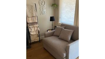 Smart TV, fireplace, stereo