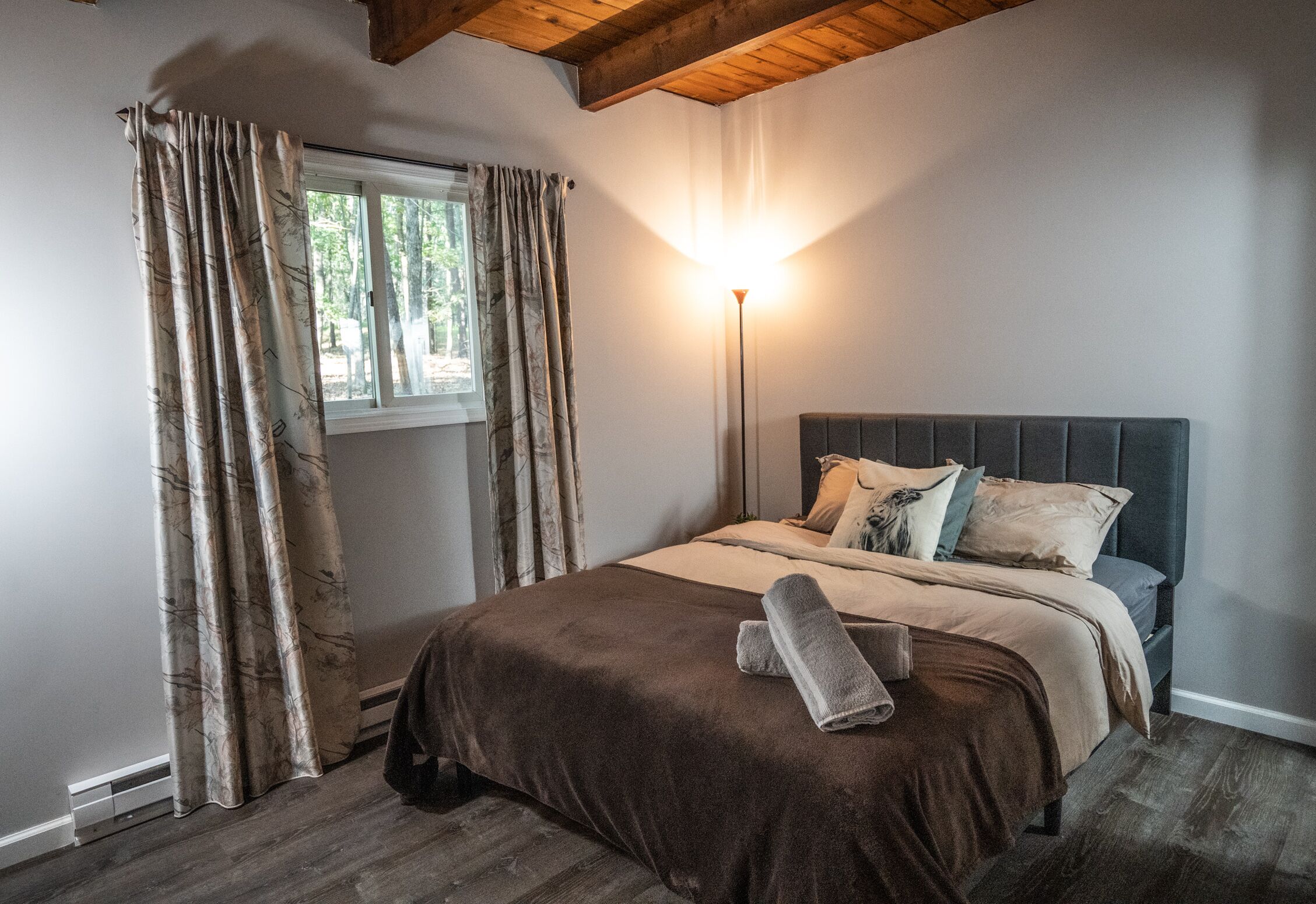 3 habitaciones, tabla de planchar con plancha y cuna de viaje 