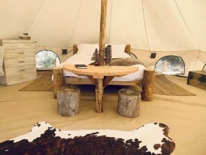 1 bedroom, bed sheets