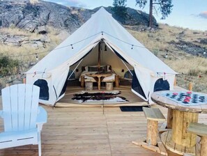 Outdoor dining - Glamping Bell tent with amazing mountain views! (Riverside)