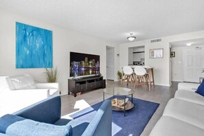 Room, 1 Queen Bed, Patio | Living room
