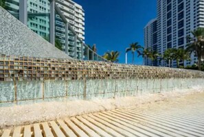Exterior - 801 N Venetian Dr, Miami Beach, FL 33139, USA (Miami)