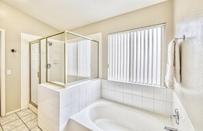 Ensemble douche/baignoire, sĂšche-cheveux, serviettes fournies, savon