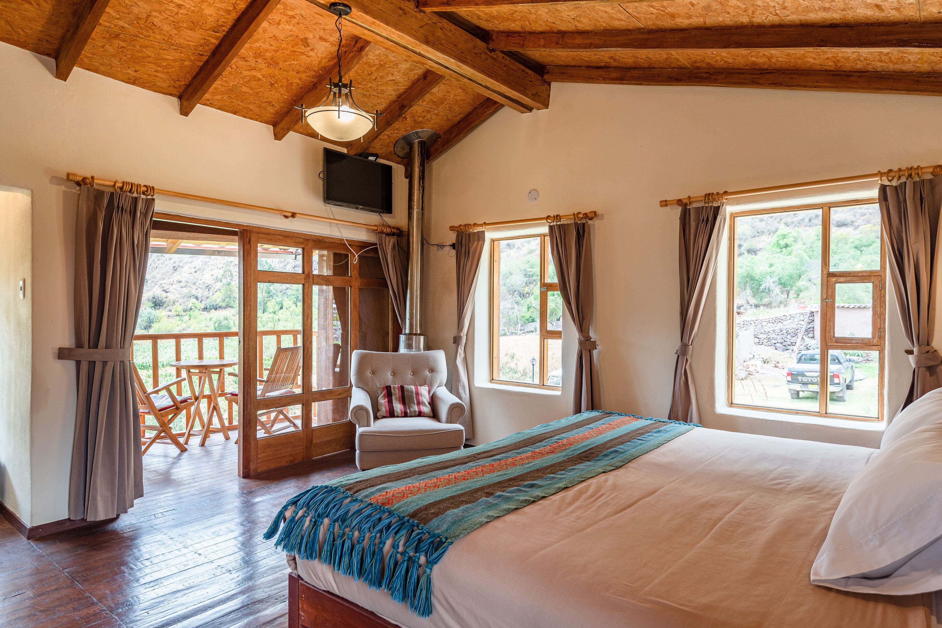 6 bedrooms, desk, free WiFi, bed sheets