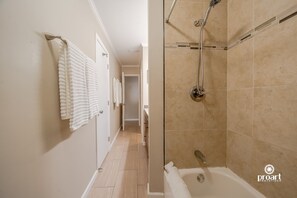 Ensemble douche/baignoire, serviettes fournies, savon, papier toilette