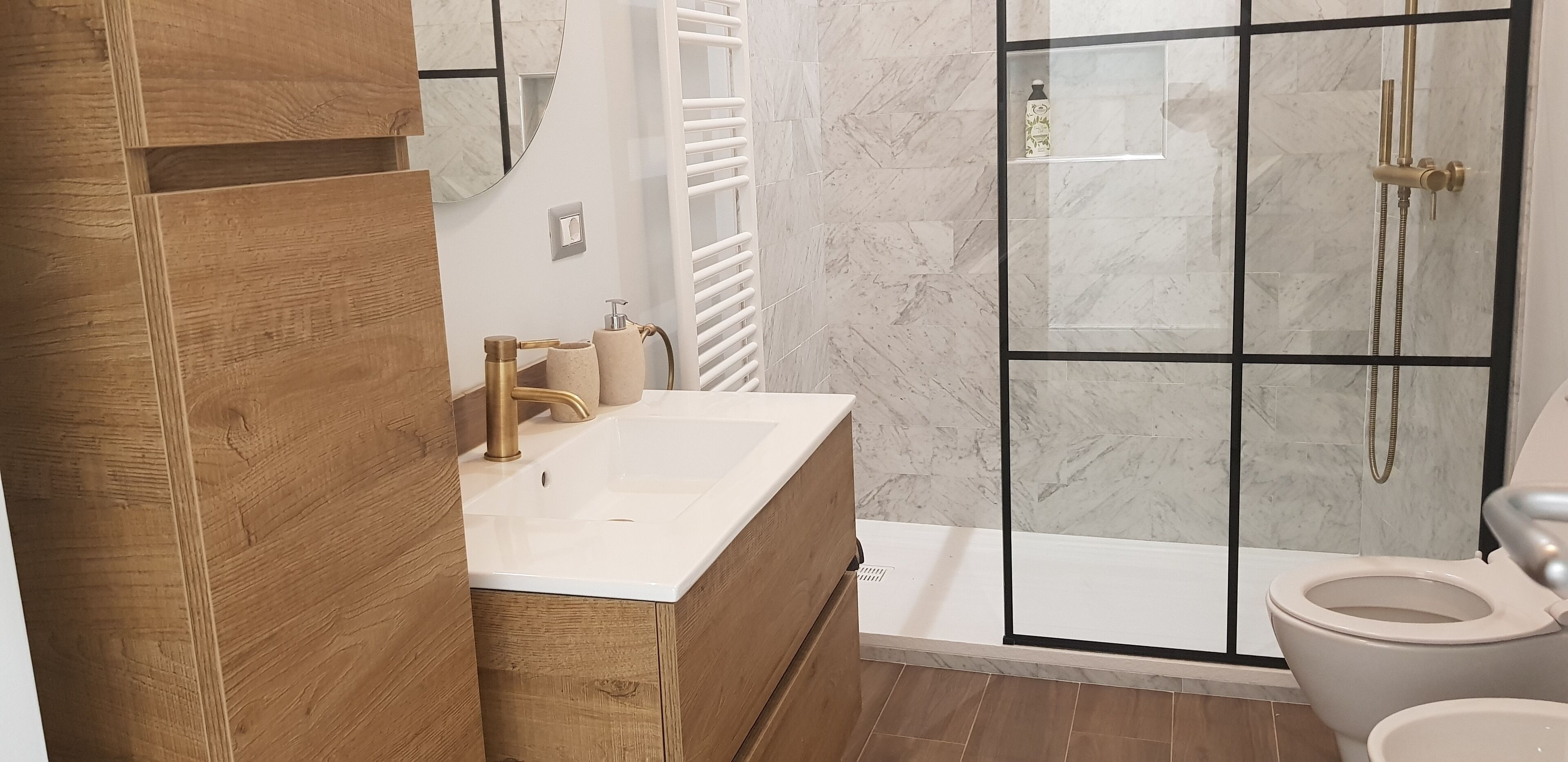 Douche, sèche-cheveux, bidet, serviettes fournies