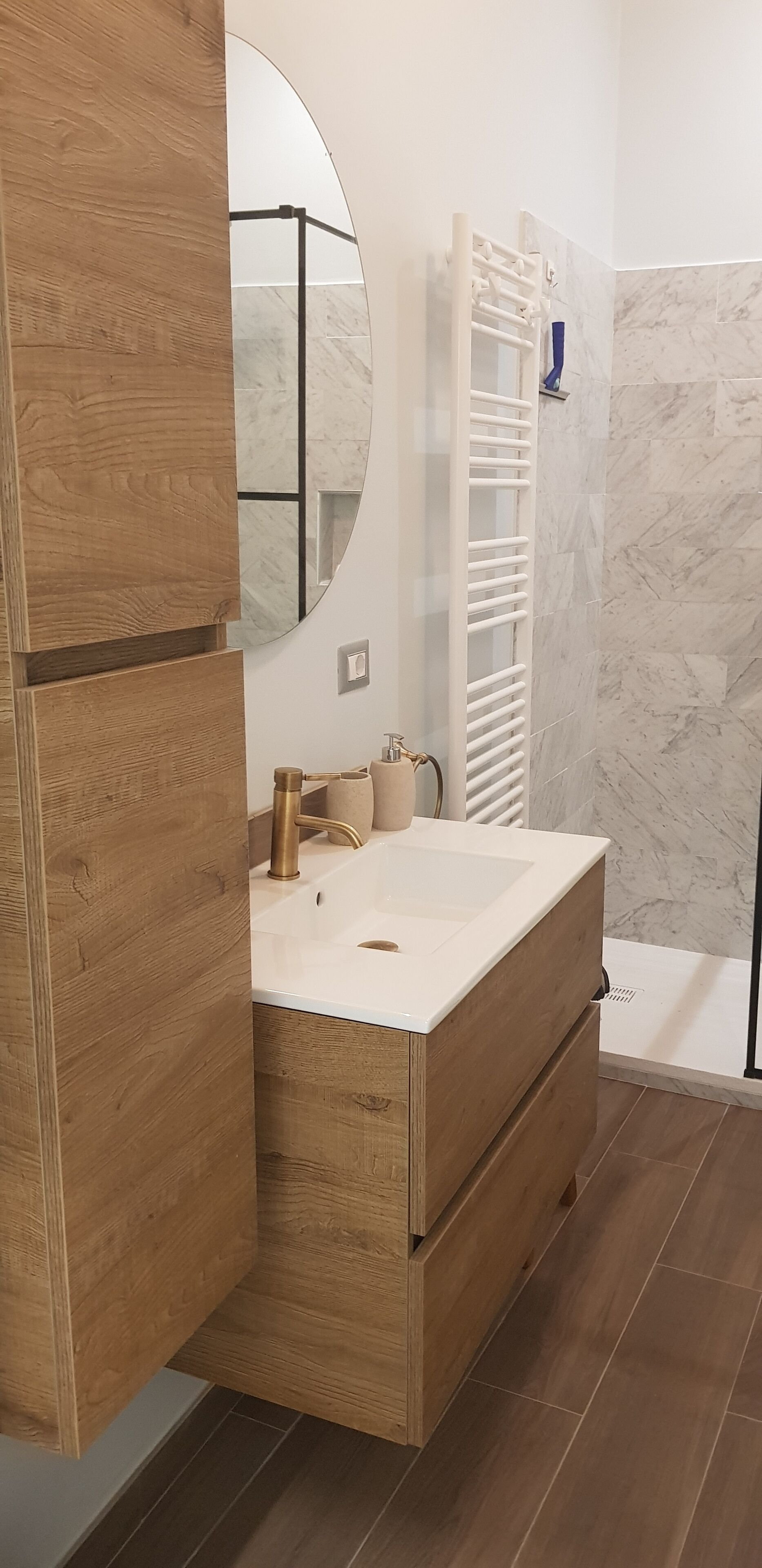 Regadera, secadora de cabello, bidet, toallas 