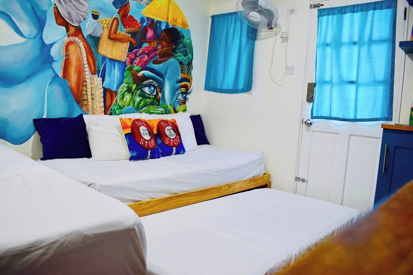 Een strijkplank/strijkijzer, wifi, beddengoed