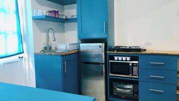 Fridge, microwave, stovetop, coffee/tea maker