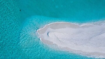 Playa privada, arena blanca, camas de playa gratis