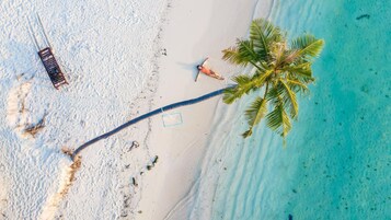 Playa privada, arena blanca, camas de playa gratis