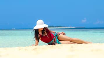 Een privéstrand, wit zand, gratis strandcabana's