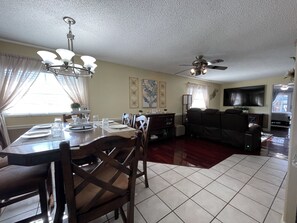 Dining - Spacious 3/3 Apt w/Hot Tub/75in TV/Mac Computer (Sarasota)
