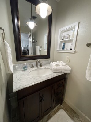 Shower, hair dryer, towels, soap - Spacious 3/3 Apt w/Hot Tub/75in TV/Mac Computer (Sarasota)