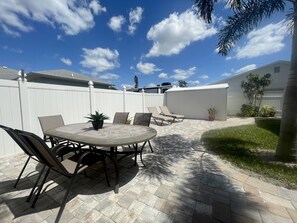 Outdoor dining - Spacious 3/3 Apt w/Hot Tub/75in TV/Mac Computer (Sarasota)