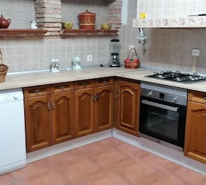 Family Cottage, Multiple Bedrooms, Fireplace | Shared kitchen | Fridge, microwave, oven, dishwasher