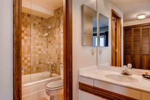 Apartamento, varias camas (Lodge at 100 W Beaver Creek 607, 3BD ) | Baño
