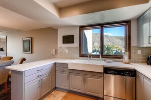 Private kitchen - Lodge at 100 W Beaver Creek 607, 3BD Condo in Heart of Avon (Avon)