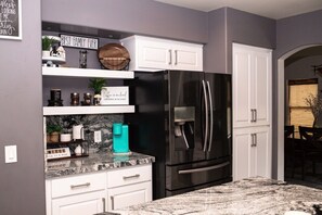 ثلاجة، ميكروويف، فرن، موقد طهي مسطح