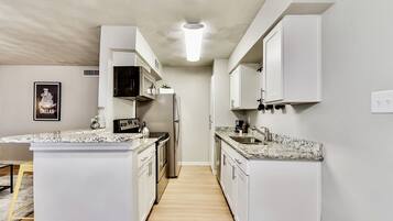 Frigorífico, microondas, horno y placa de cocina