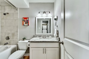 Combined shower/bathtub, hair dryer, towels, soap - Global Cup Dallas Boutique Flat + ARBORETUM TICKETS INCLUDED (Dallas)