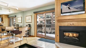 House, 1 King Bed with Sofa bed (Lift House 306, Studio Condo in Lions) | Interior