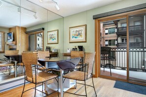 Casa, 1 cama King size y sofá cama (Lift House 306, Studio Condo in Lions) | Cocina privada