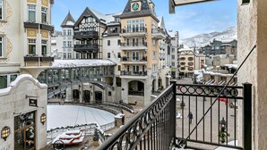 Un bâtiment historique doté d’une cour intérieure, d’une tour horloge et d’une architecture européenne traditionnelle.