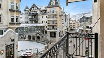 House, 1 King Bed with Sofa bed (Lift House 306, Studio Condo in Lions) | Balcony