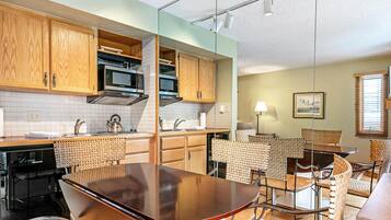 House, 1 King Bed with Sofa bed (Lift House 306, Studio Condo in Lions) | Private kitchen
