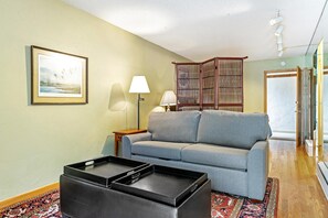 House, Multiple Beds (Lifthouse 306, Studio Condo) | Living room