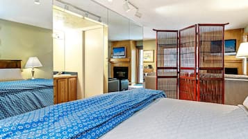 House, 1 King Bed with Sofa bed (Lift House 306, Studio Condo in Lions)