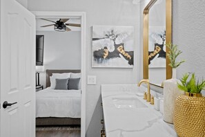 5 habitaciones, tabla de planchar con plancha y cuna de viaje 