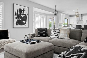 Smart TV, fireplace, table tennis, stereo