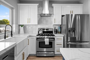 Refrigerador, microondas, horno y parrilla de estufa 