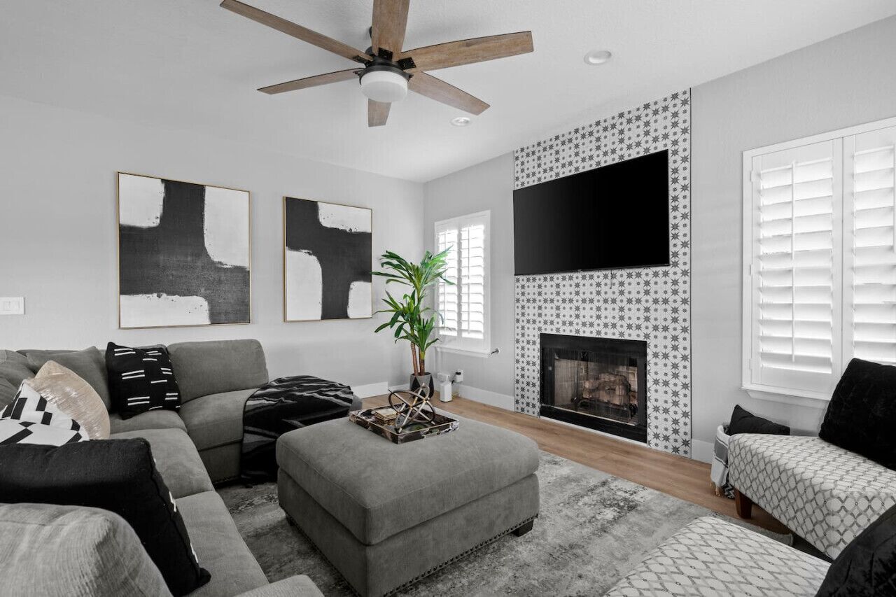 Una Smart TV, una chimenea, una mesa de tenis de mesa