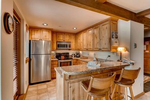 公寓客房, 1 張特大雙人床和 1 張沙發床 (Northwoods A105, 2BD Condo) | 私人廚房