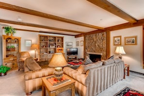 Condo, 1 cama King size y sofá cama (Northwoods A105, 2BD Condo) | Sala de estar