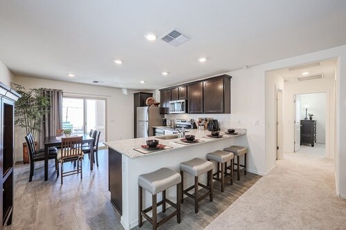 Luxe Private Getaway Near Main St & Skyline Park!