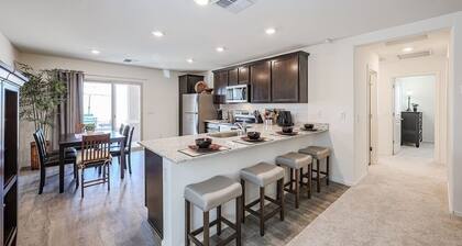 Luxe Private Getaway Near Main St & Skyline Park!