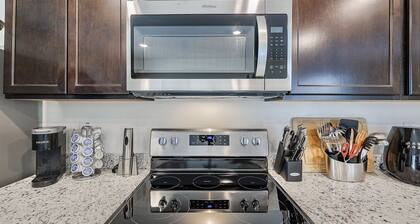 Luxe Private Getaway Near Main St & Skyline Park!