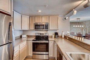 Condo, varias camas (Evergreen 604, 2BD Condo) | Cocina privada