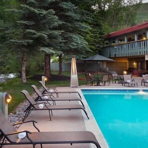 Condo, varias camas (Evergreen 604, 2BD Condo) | Alberca | Alberca climatizada 