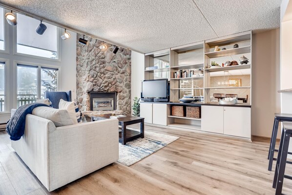 Condo, varias camas (Evergreen 604, 2BD Condo) | Sala de estar