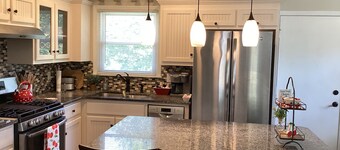 Cute Cherry St. Cottage