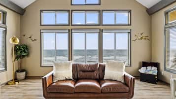 TV connectée, livres, espaces bureaux