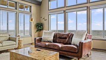 TV connectée, livres, espaces bureaux