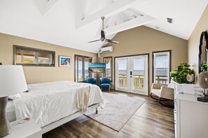 6 Schlafzimmer, Schreibtisch, Bügeleisen/Bügelbrett, Reisekinderbett